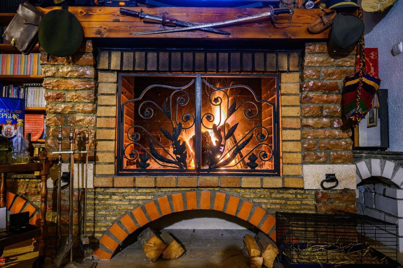 Domacinstvo Bakic Guest House Irig Екстериор снимка