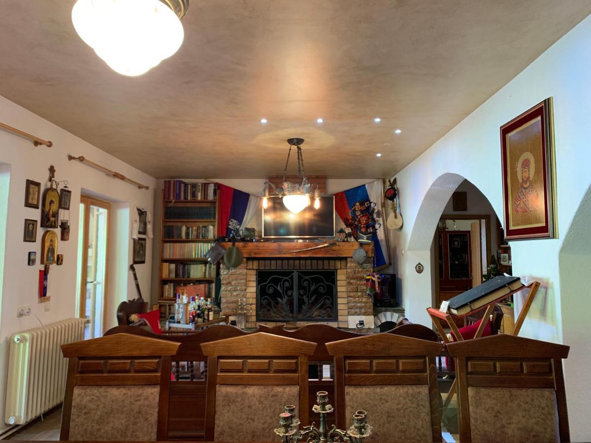 Domacinstvo Bakic Guest House Irig Екстериор снимка
