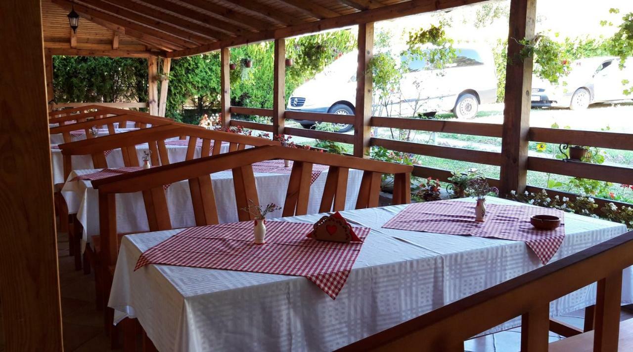Domacinstvo Bakic Guest House Irig Екстериор снимка