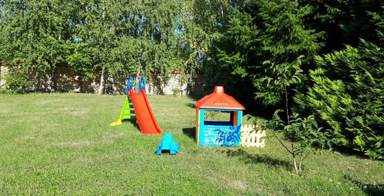 Domacinstvo Bakic Guest House Irig Екстериор снимка